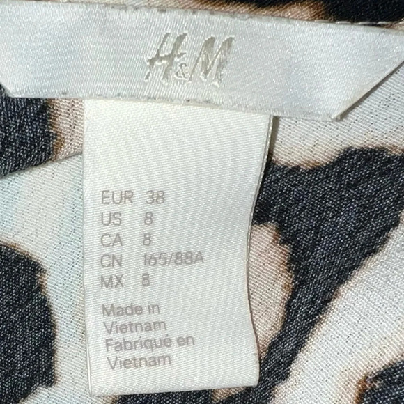 H&M, 8, leopard print, crewneck short sleeve, rear keyhole button Loop closure - Picture 6 of 8